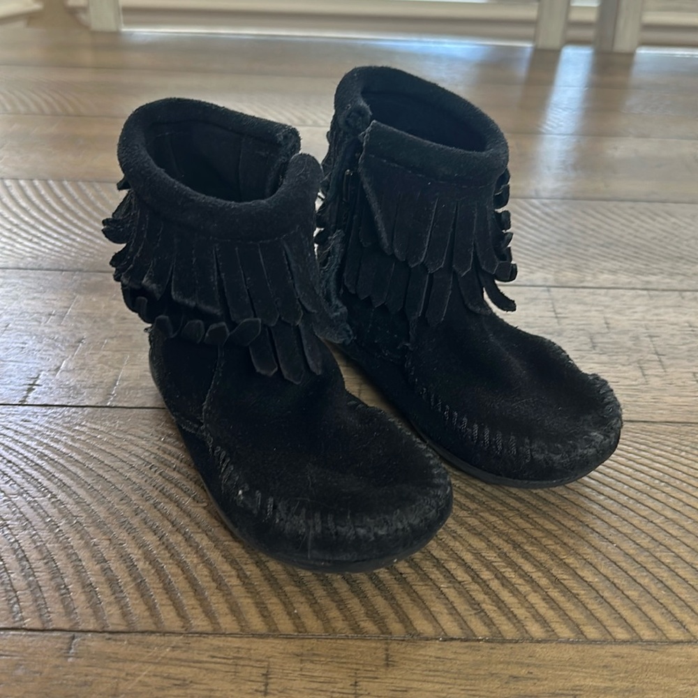 MINNETONKA CHILD SIZE 7 TODDLER BLACK BOOTS
